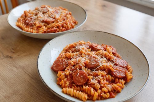 Fusilli s klobásou v paradajkovej omáčke s parmezánom
