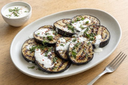 Grilovaný lilek s česnekovým jogurtem a mátou