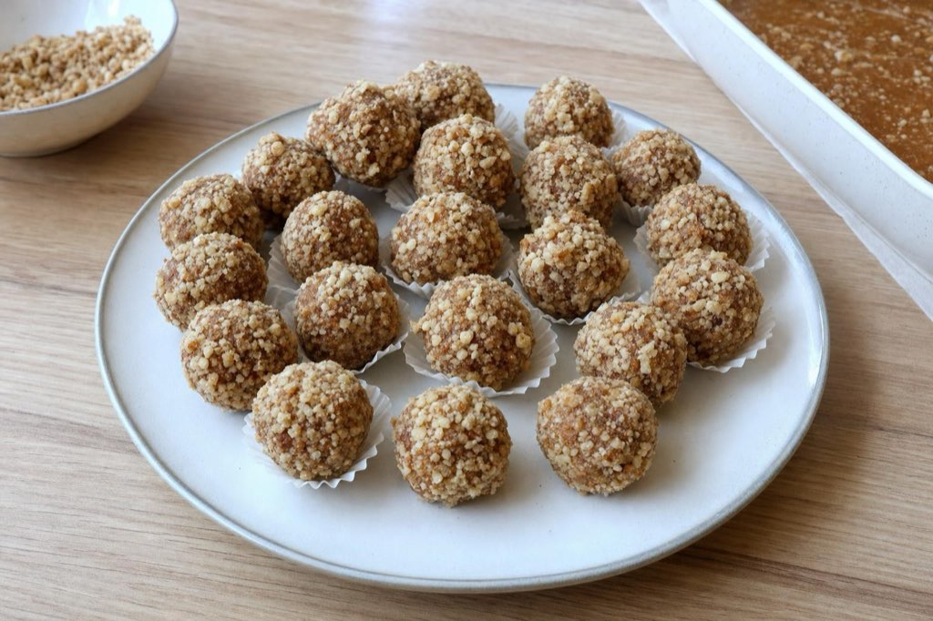 Guľky Marlenka z medových plátov, karamelu a orechov