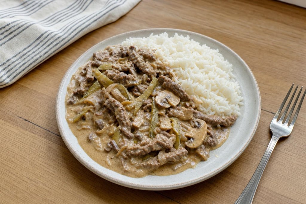 Hovädzí stroganov so šampiňónmi a kyslou smotanou