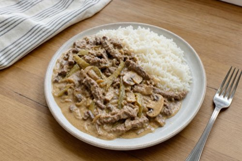 Hovädzí stroganov so šampiňónmi a kyslou smotanou