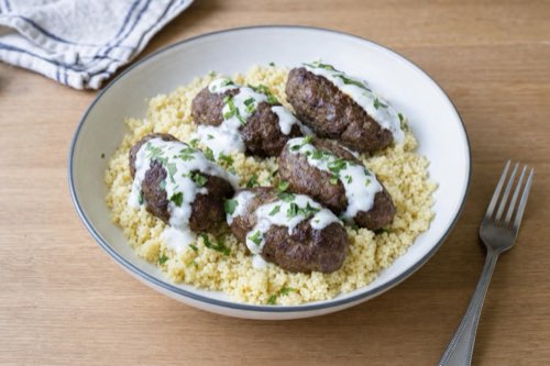 Rinderkofta mit Couscous und Knoblauchjoghurt