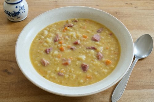 Yellow split pea soup with barley and smoked meat