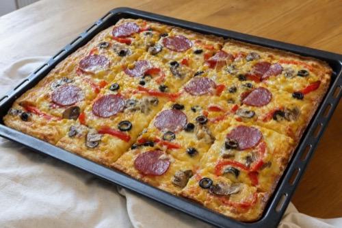 Hrk-hrk pizza so salámou, syrom a kukuricou