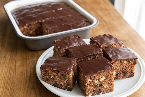 Hrnčeková orechová torta s hrozienkami a rumom
