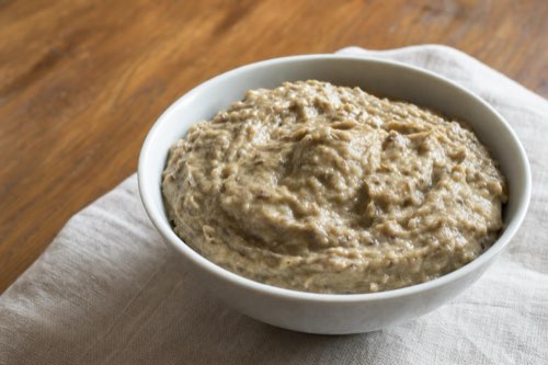Hubová nátierka s cibuľou, cesnakom a horčicou