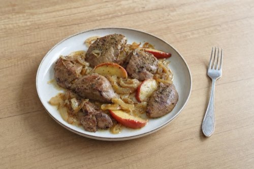 Gänseleber mit Zwiebeln und Äpfeln