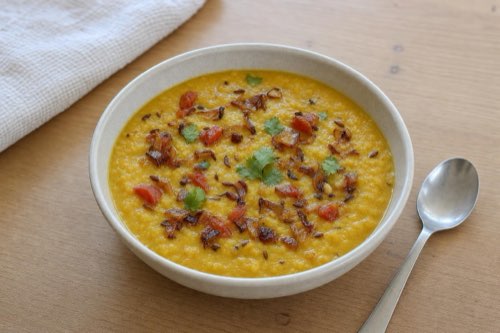 Indisches Dal aus gelben Erbsen mit Knoblauch und Ingwer