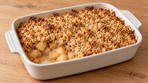 Fotografia jablkovo-hruškového crumble s ovsenou mrveničkou v zapekacej mise