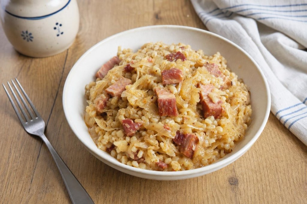 Gerstengraupen mit Sauerkraut und Räucherfleisch