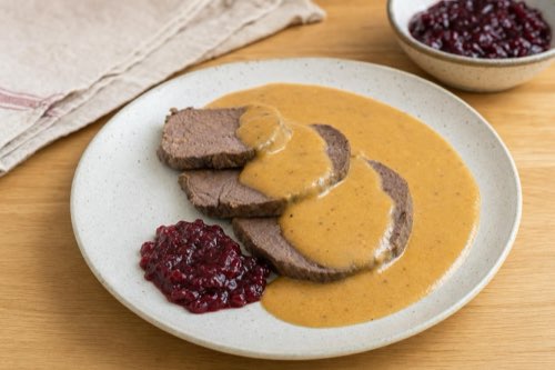 Jelenie mäso na smotane s brusnicami