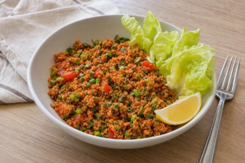 Kısır: Turkish bulgur salad with tomato paste