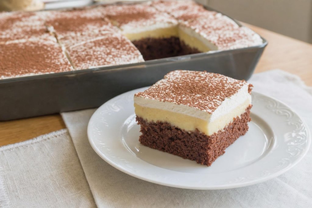 Kakaové brownies s pudingovým krémom a šľahačkou