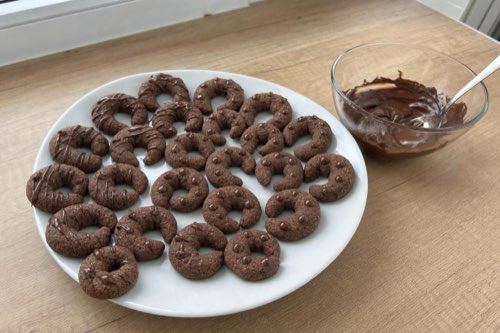 Cocoa-almond crescent cookies with margarine