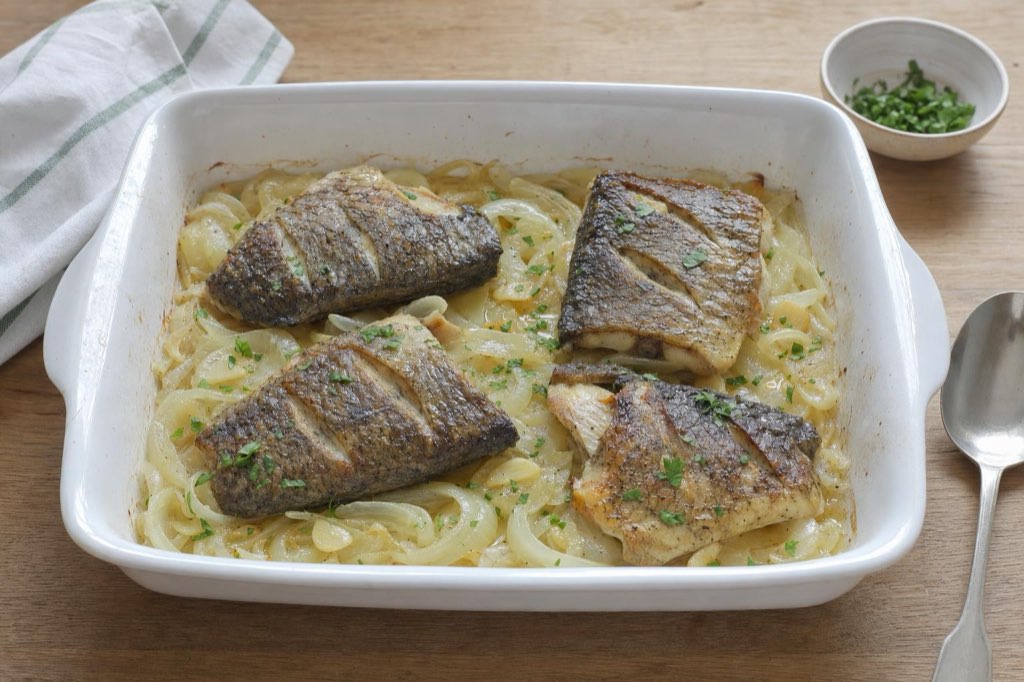 Baked carp with white wine, onions and garlic