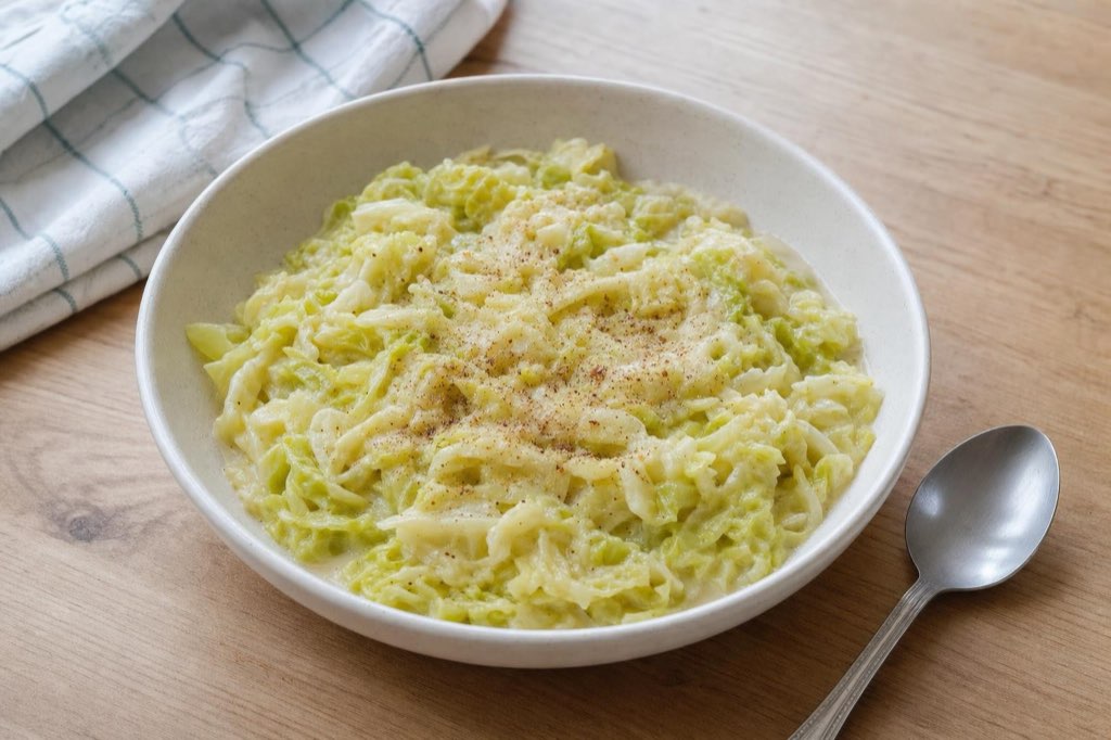 Creamed savoy cabbage with nutmeg