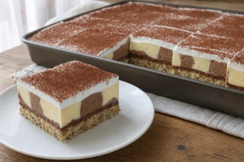 Kinder koláč s nutellou, dvojfarebným krémom a šľahačkou