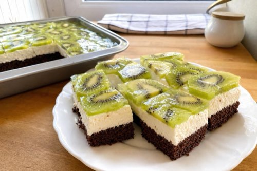 Kiwi cake squares with cocoa and cream