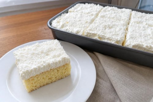 Kokosový koláč z hrnčeka so šľahačkovou smotanou
