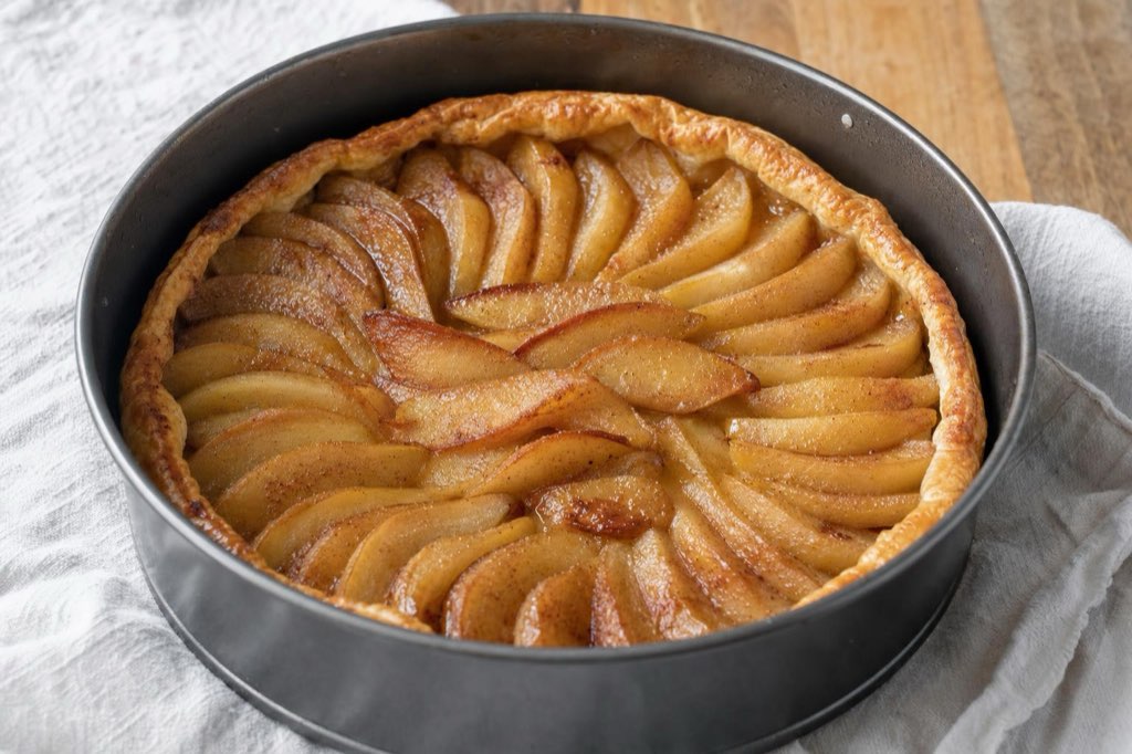 Puff pastry tart with caramelized pears