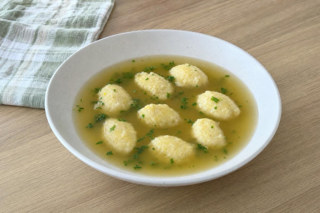 Fluffy semolina soup dumplings: let the semolina swell for 10 minutes first