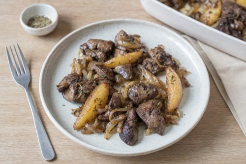 Chicken liver with pears, onion and thyme
