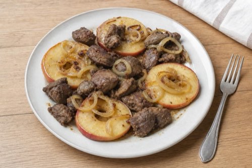 Butter-fried chicken liver with apples and onion
