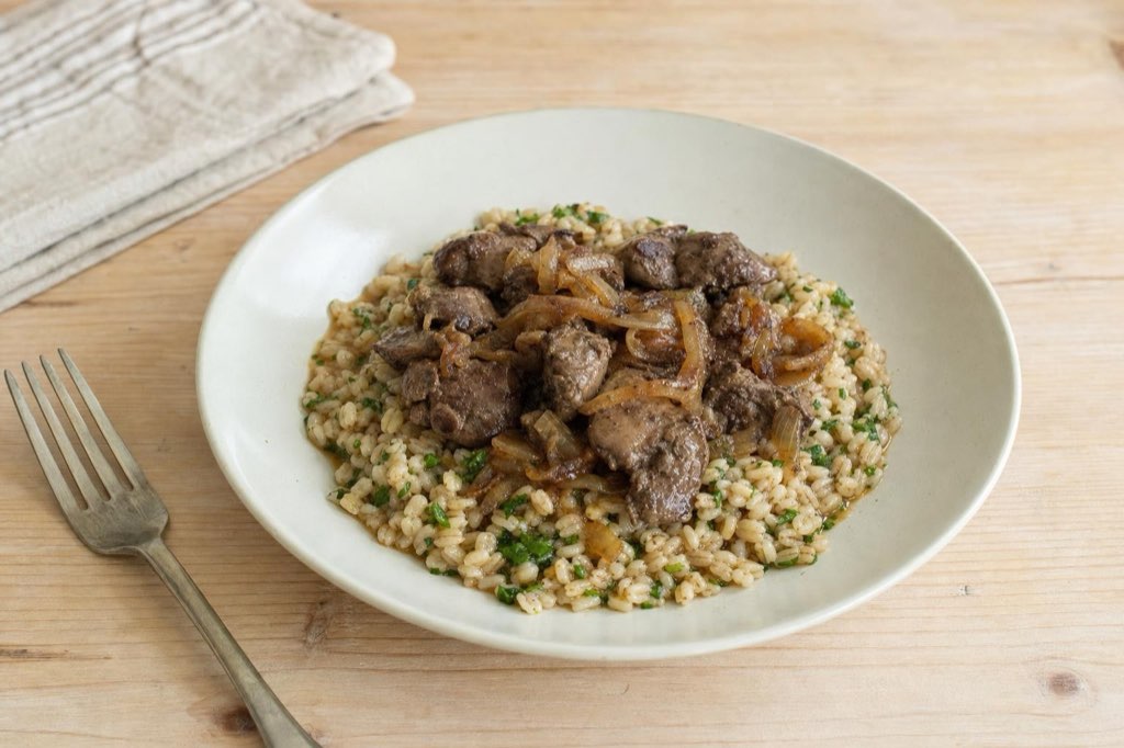 Chicken liver with barley and caramelized onions