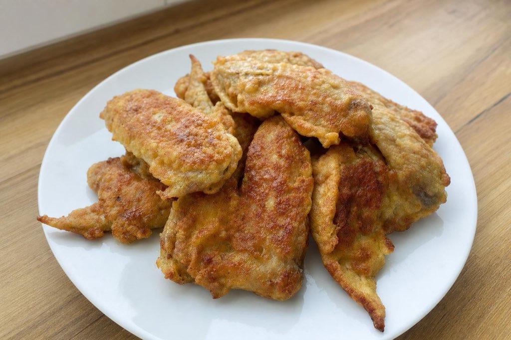 Pan-fried chicken wings in egg batter