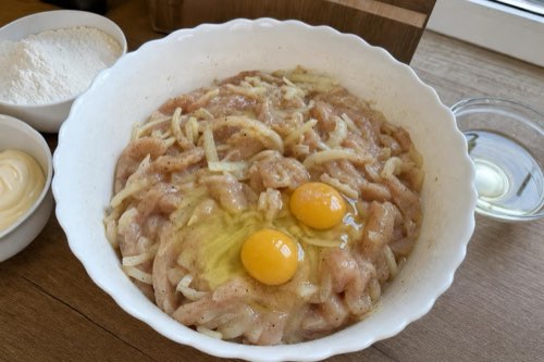 Chopped chicken fritters with mayo and onion
