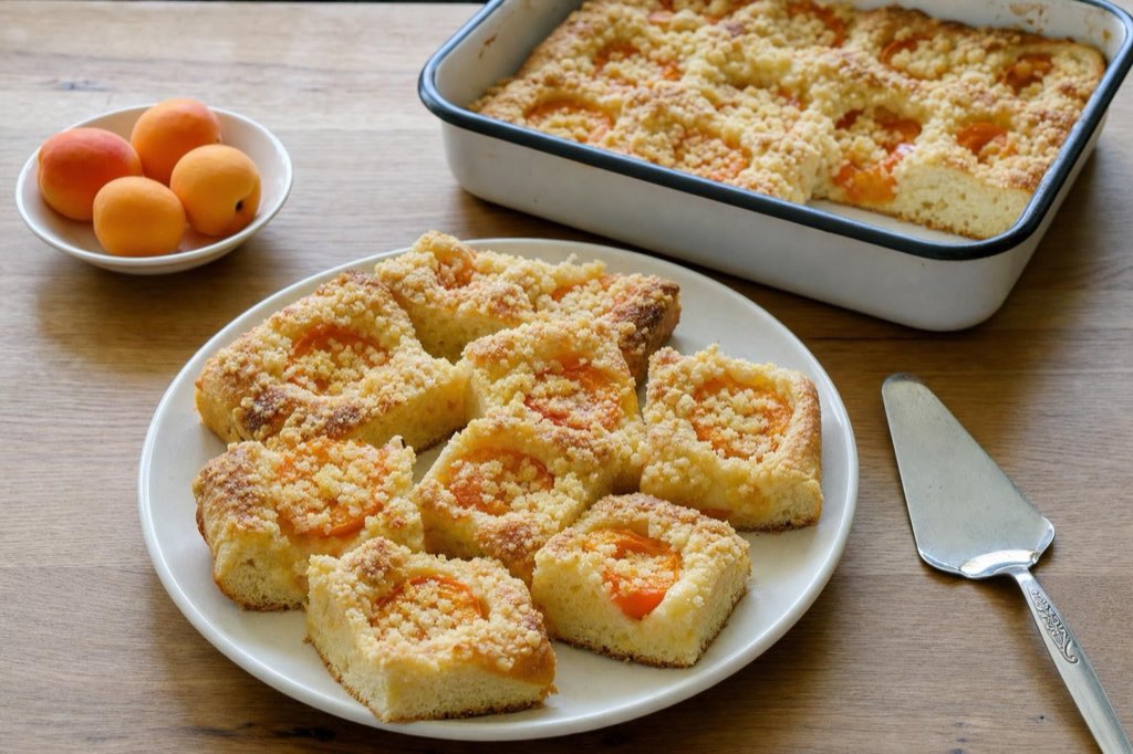 Yeasted apricot sheet cake with streusel