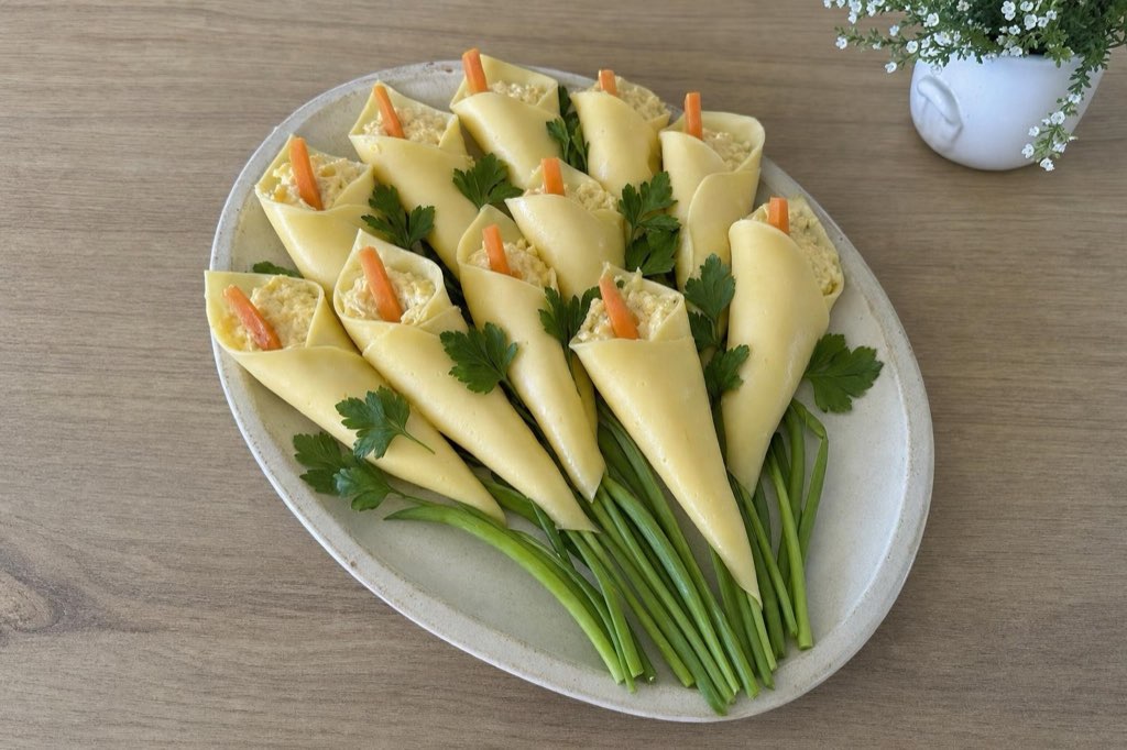 Käse-Callas mit Eierfüllung als Käsestrauß