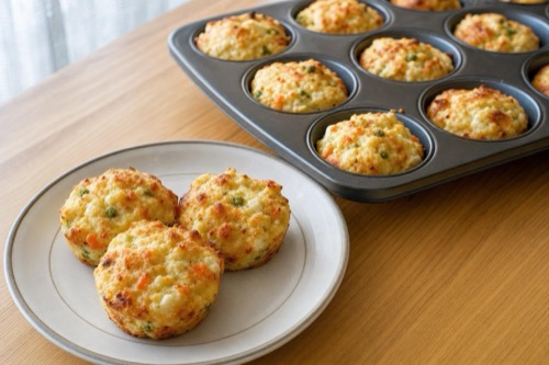 Ľahký kurací muffin s tvarohom, karfiolom a hráškom