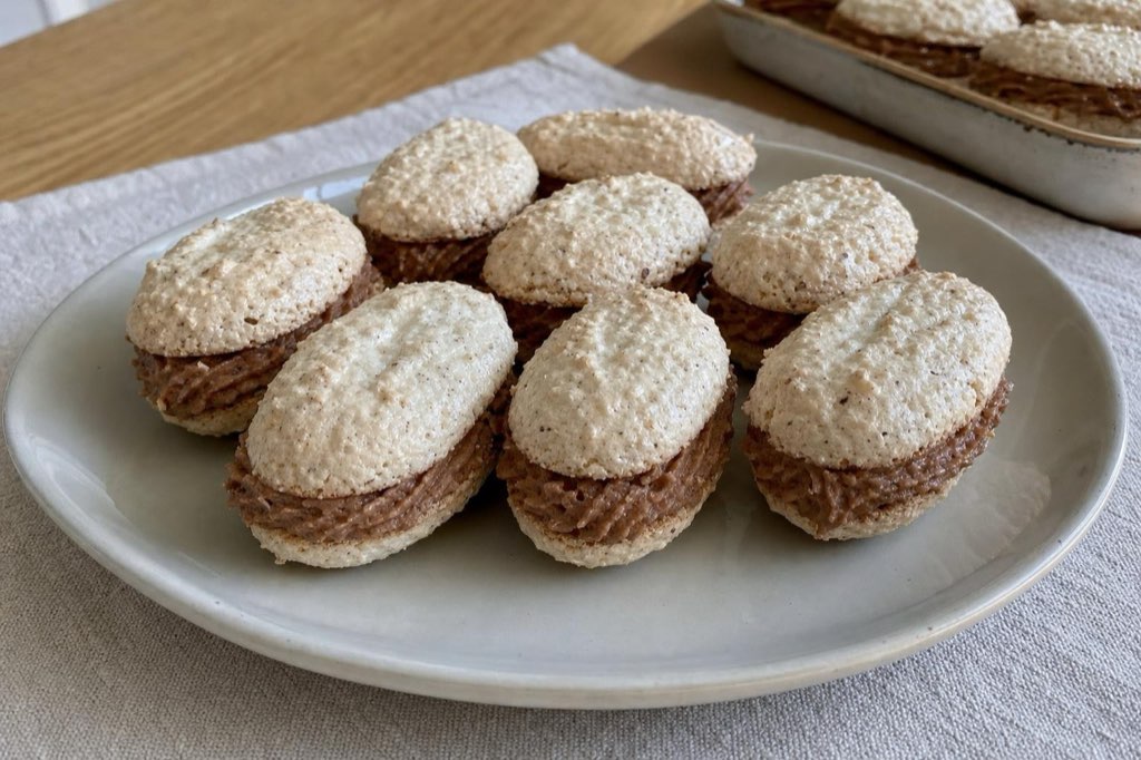 Laskonky: Coconut meringues with caramel cream