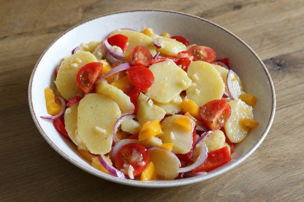 Letný zemiakový šalát s cherry paradajkami – bez majonézy