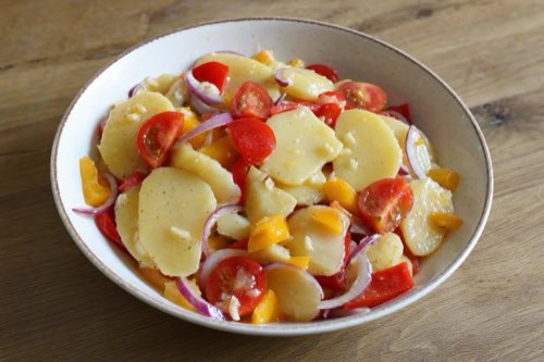 Letný zemiakový šalát s cherry paradajkami – bez majonézy
