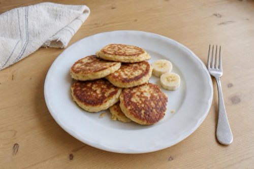 Lievance z cottage cheese na bielom tanieri s dvoma koliečkami banánu