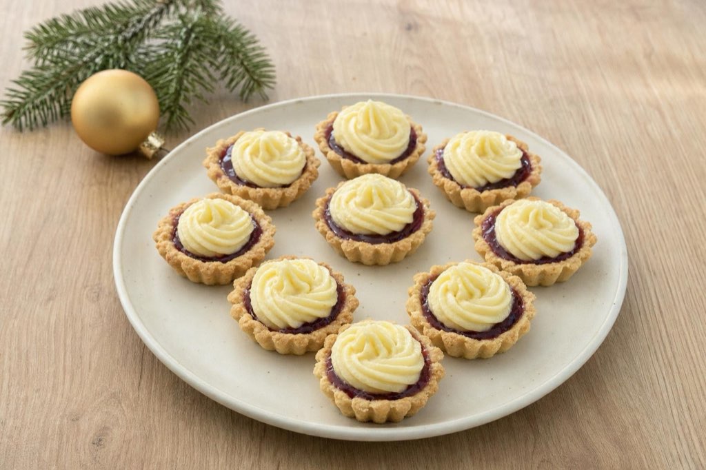 Linzer tartlets with vanilla cream and currant jam