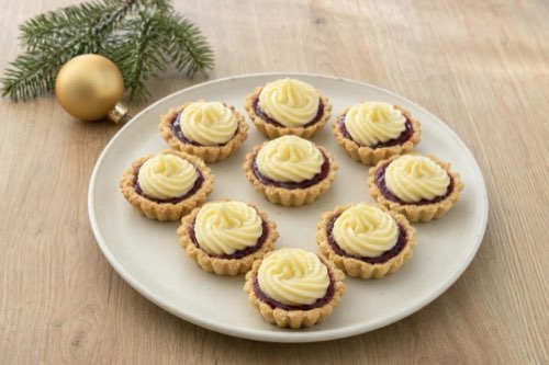 Mürbeteigtörtchen mit Vanillecreme und Konfitüre
