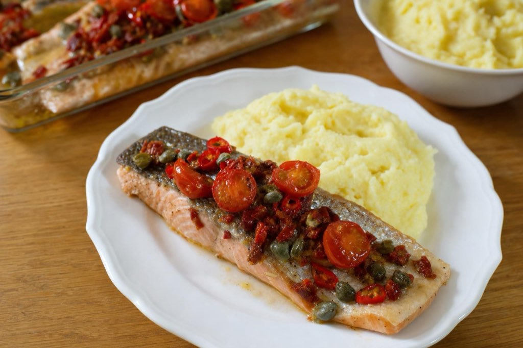 Salmon with chili, capers and sun-dried tomatoes