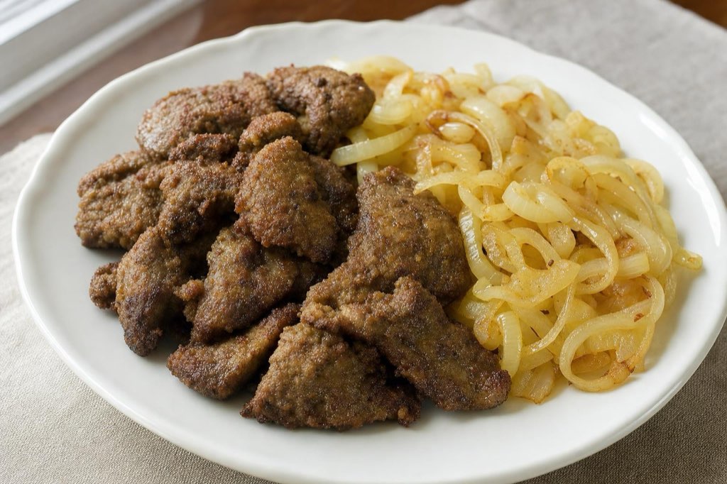 Mäkká hovädzia pečeň s cibuľou a cesnakom