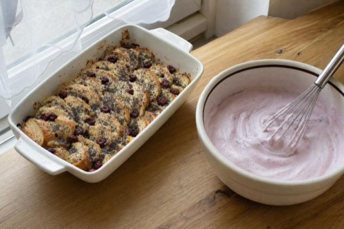 Žemľovka – Mohn-Kirsch-Brotauflauf mit Vanillecreme