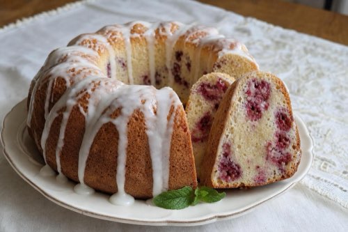 Himbeer-Gugelhupf mit Zitronenguss
