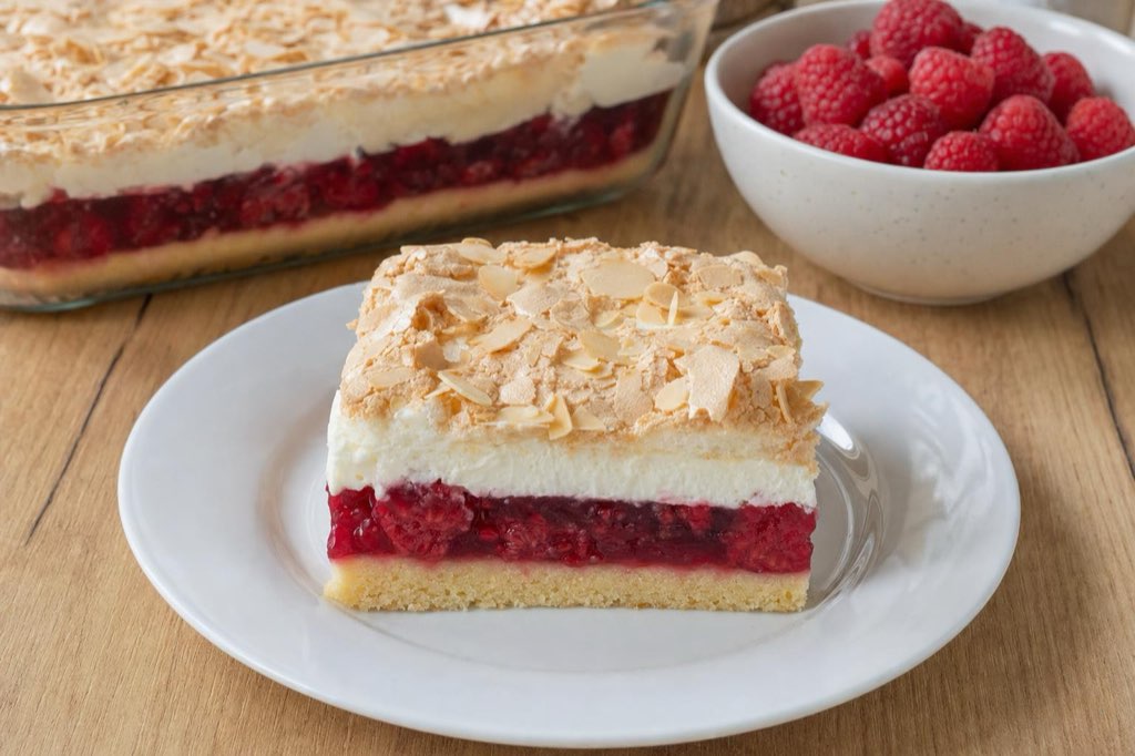 Raspberry mascarpone cake with almond meringue