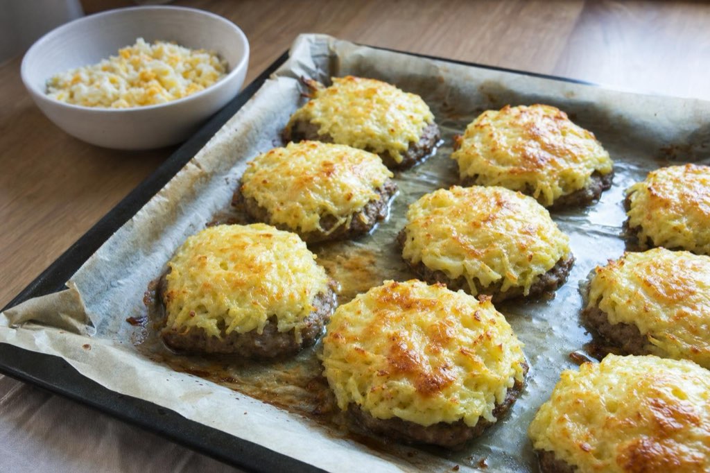 Mäsové placky Haystacks so zemiakmi, vajcom a syrom