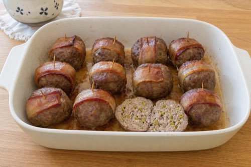 Hackfleischbällchen im Speckmantel mit Oliven
