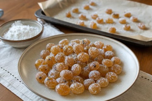Honey-ginger candies with lemon and cloves