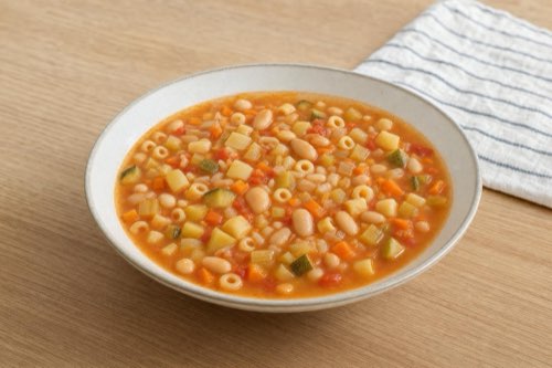 Minestrone so zeleninou, bielou fazuľou a cestovinou