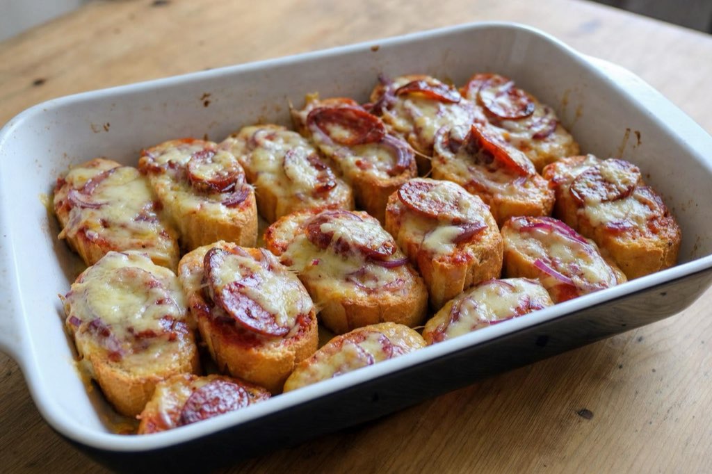 Baguette-Mini-Pizzen mit Csabai Wurst und Käse