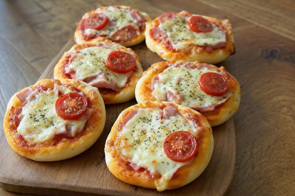 Mini pizze z kysnutého cesta so šunkou a cherry paradajkami